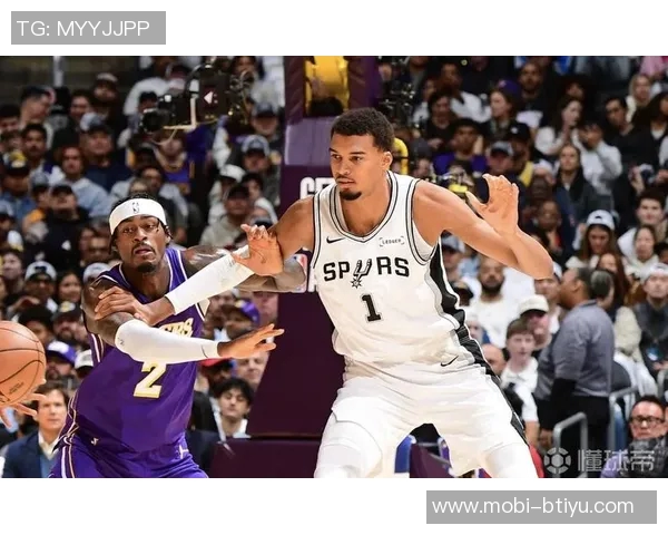 里德表现低迷全场仅得6分9板三分球命中率惨淡