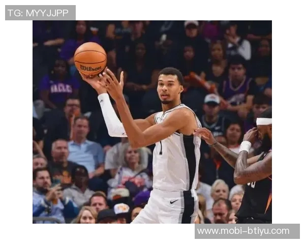 布克半场表现稳定9投4中贡献11分1助攻展现中规中矩的实力