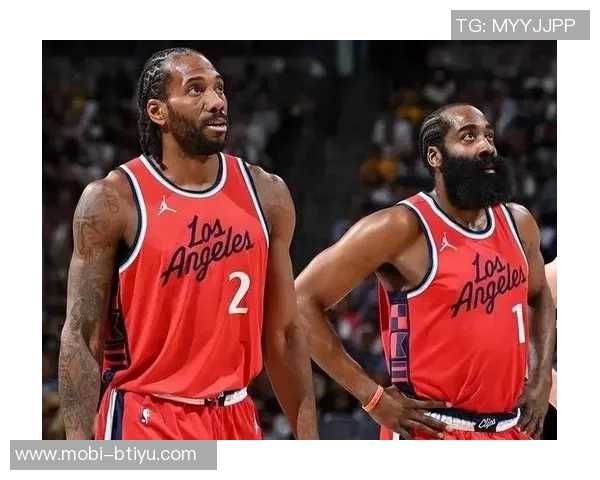 湖刺球迷手机桌面惊现小卡与哈登捧杯画面引发热议