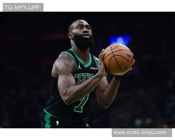 杰伦布朗半场表现低迷仅得7分罚球全中成唯一亮点